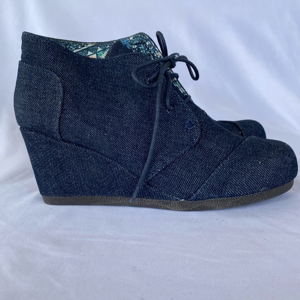 Very cute denim wedge ankle heel boots. Lace up